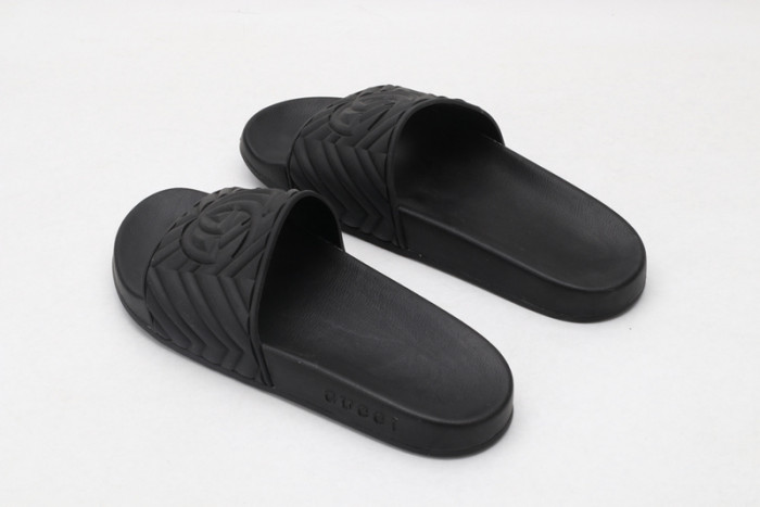 GUCC SLIPPERS ALL BLACK