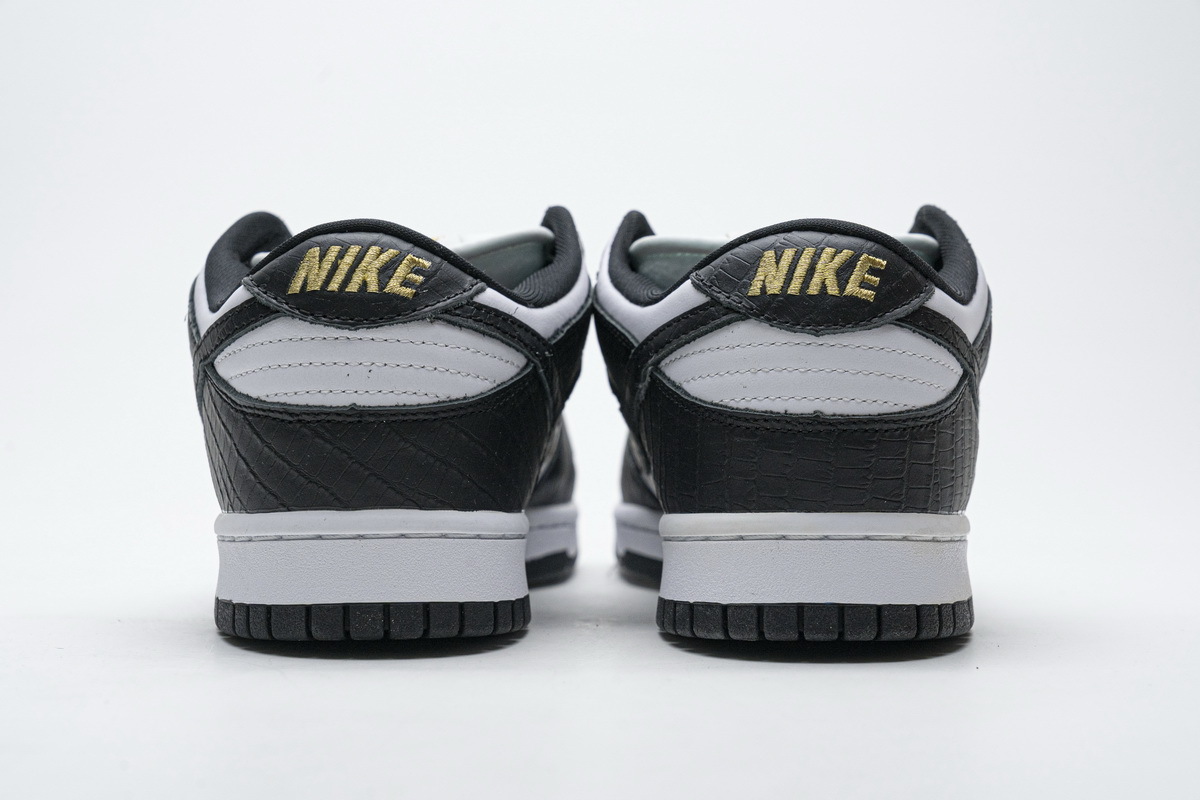 Nike SB Dunk Low Supreme Black Stars