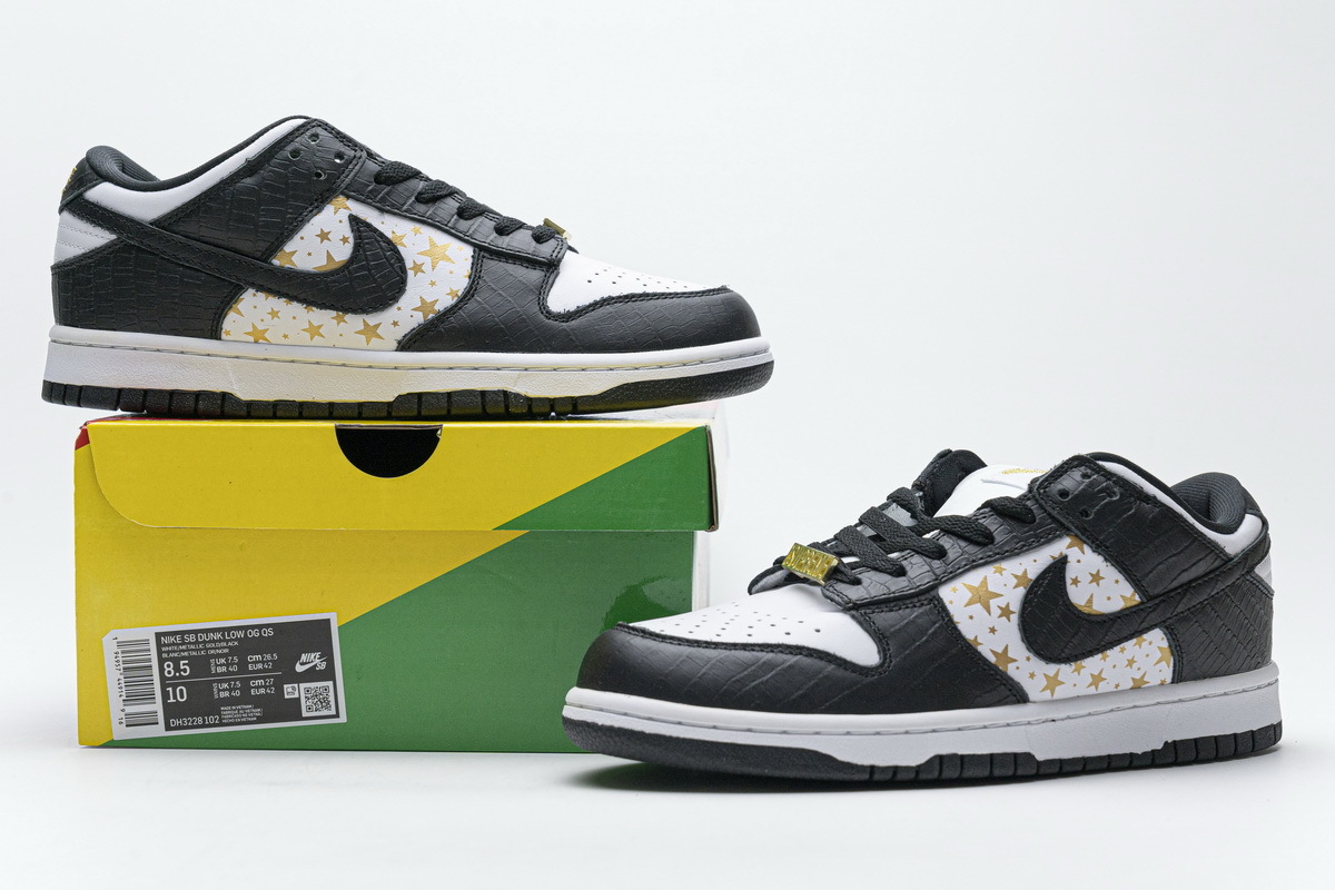 Nike SB Dunk Low Supreme Black Stars