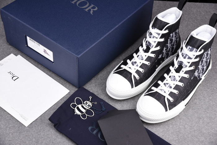 D10R B23 Oblique High Top Sneaker