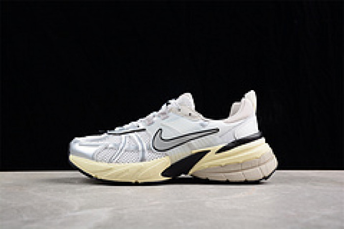 Nk V2K Runtekk “Summit White Metallic Silver” FD0736-100