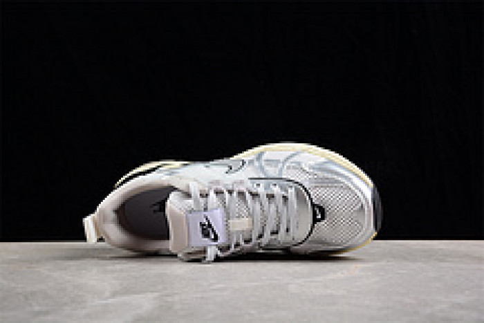 Nk V2K Runtekk “Summit White Metallic Silver” FD0736-100